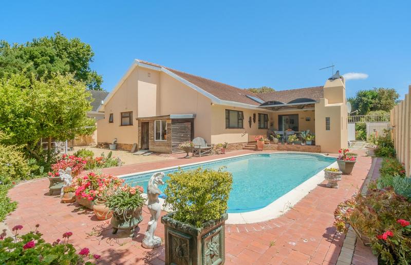 3 Bedroom Property for Sale in Meadowridge Western Cape